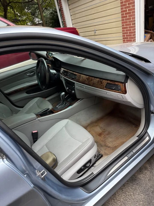 2010 BMW E90 3 Series Sedan - Image 9 of 10