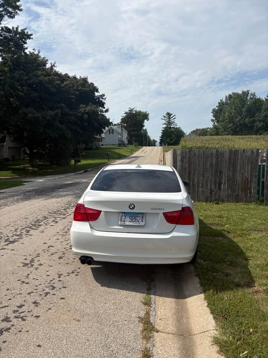 2010 BMW E90 3 Series Sedan - Image 4 of 5