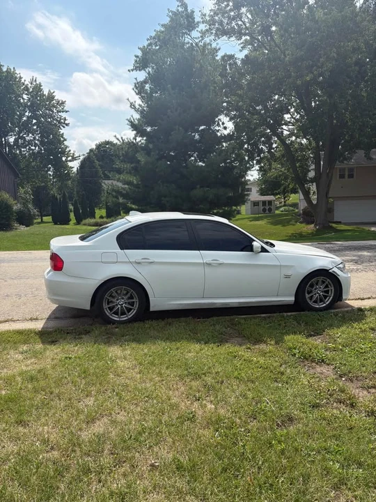 2010 BMW E90 3 Series Sedan - Image 3 of 5