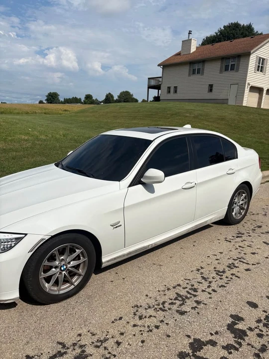 2010 BMW E90 3 Series Sedan - Image 2 of 5