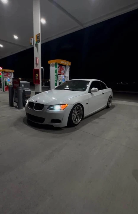 2010 BMW E93 335i Convertible - Image 2 of 3