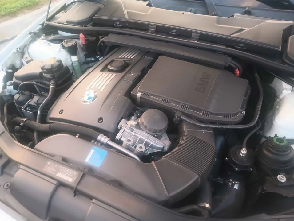 2010 BMW E93 335i Convertible - Image 18 of 20