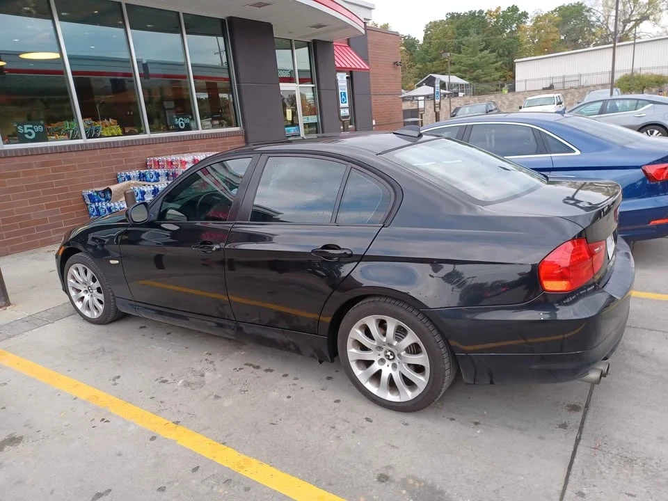 2010 BMW E90 3 Series Sedan - Image 3 of 5
