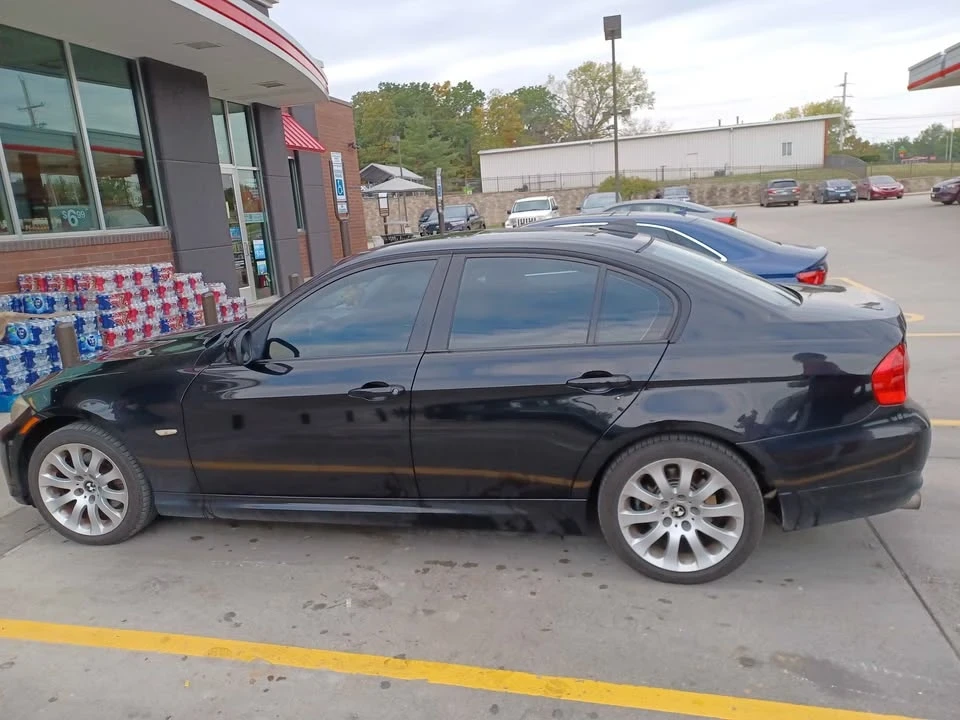2010 BMW E90 3 Series Sedan - Image 5 of 5