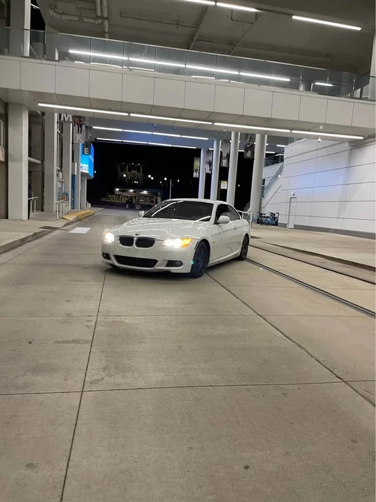 2010 BMW E93 335i Convertible - Image 4 of 5