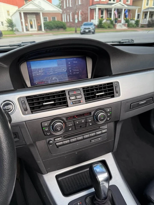 2010 BMW E93 335i Convertible - Image 14 of 17