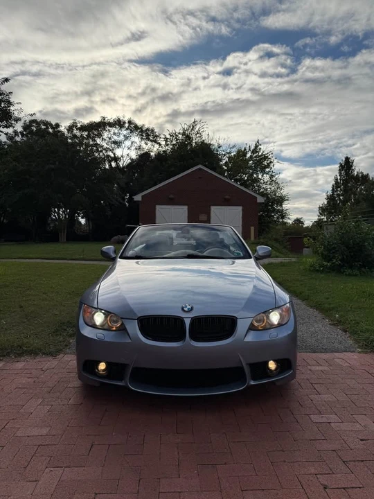 2010 BMW E93 335i Convertible - Image 2 of 17
