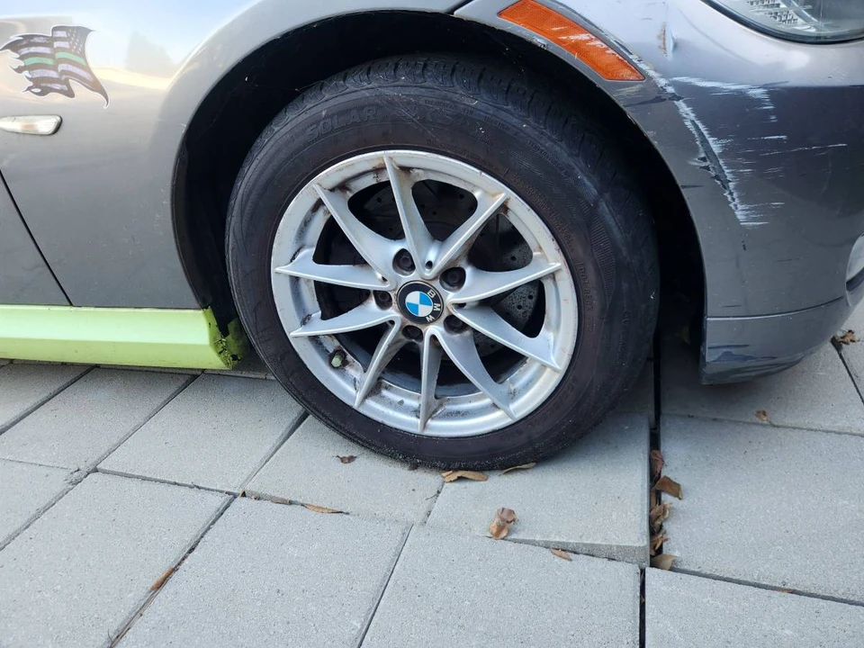 2010 BMW - Image 2 of 5