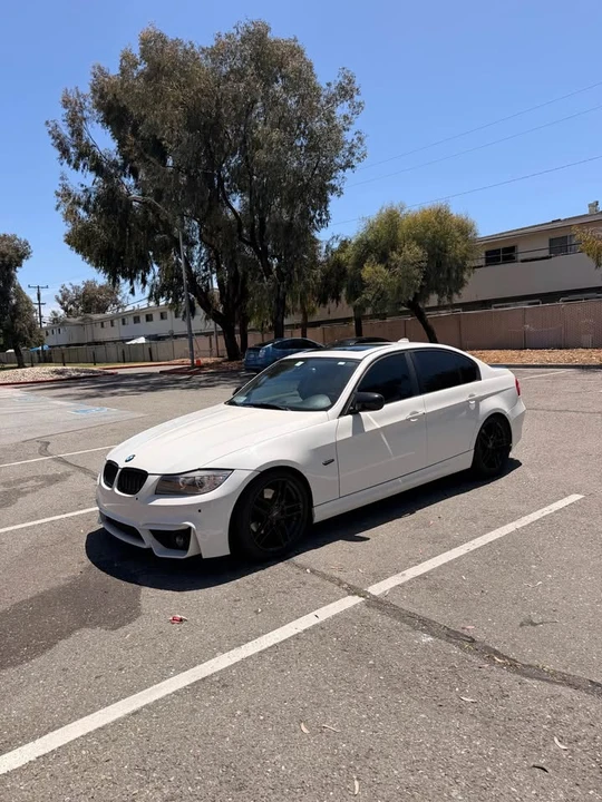 2010 BMW E90 3 Series Sedan - Image 2 of 3