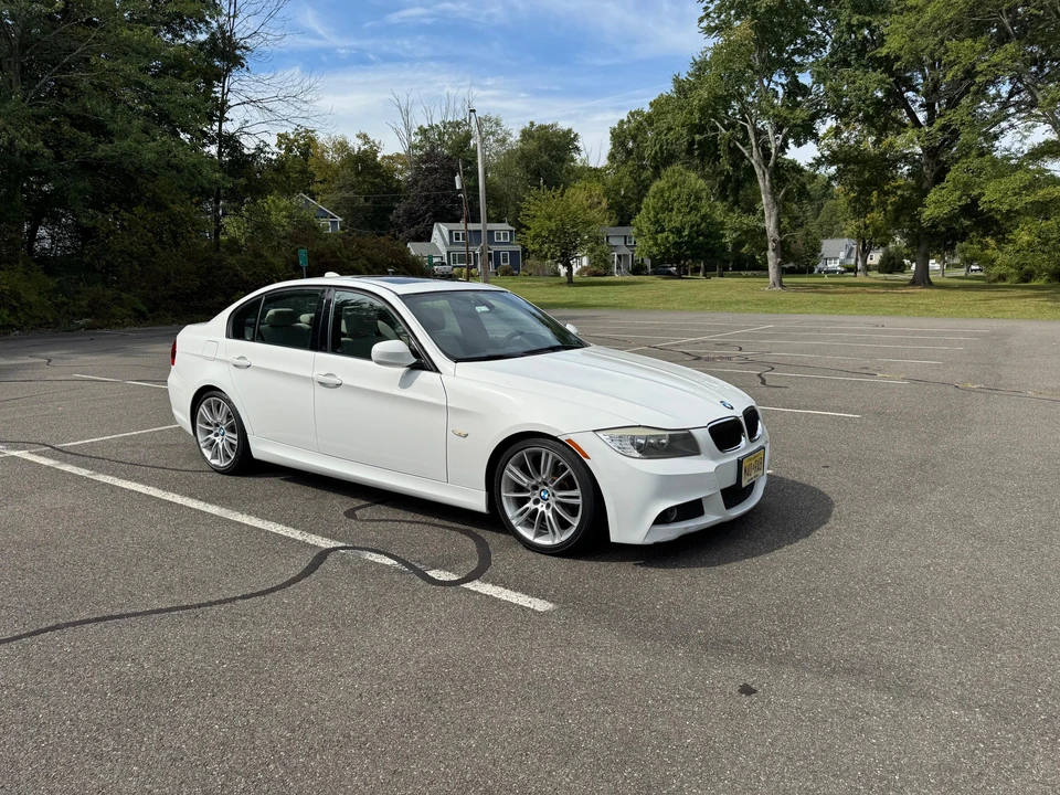 2010 BMW E90 3 Series Sedan - Image 19 of 31