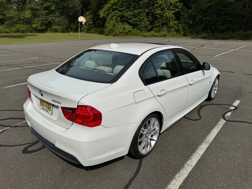 2010 BMW E90 3 Series Sedan - Image 16 of 31