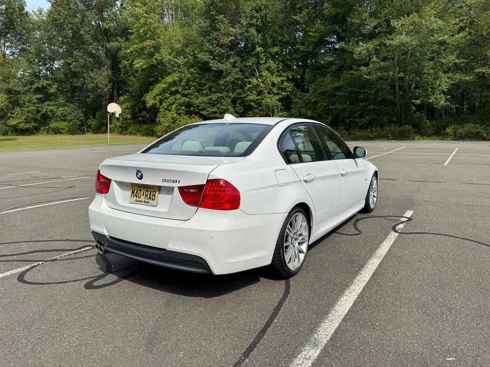 2010 BMW E90 3 Series Sedan - Image 15 of 31