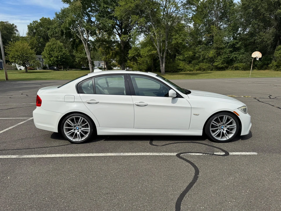 2010 BMW E90 3 Series Sedan - Image 17 of 31