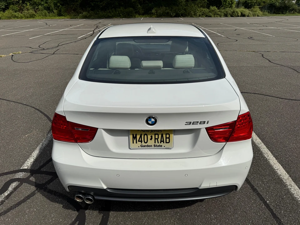 2010 BMW E90 3 Series Sedan - Image 14 of 31