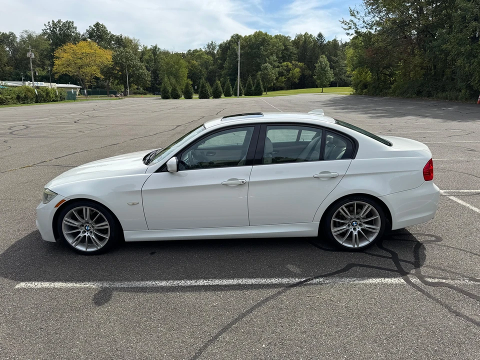 2010 BMW E90 3 Series Sedan - Image 11 of 31