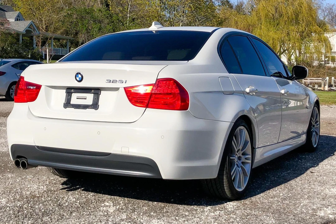 2010 BMW E90 3 Series Sedan - Image 4 of 31