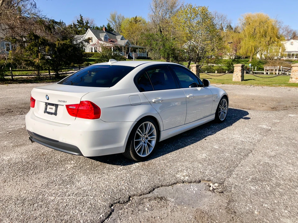 2010 BMW E90 3 Series Sedan - Image 9 of 31