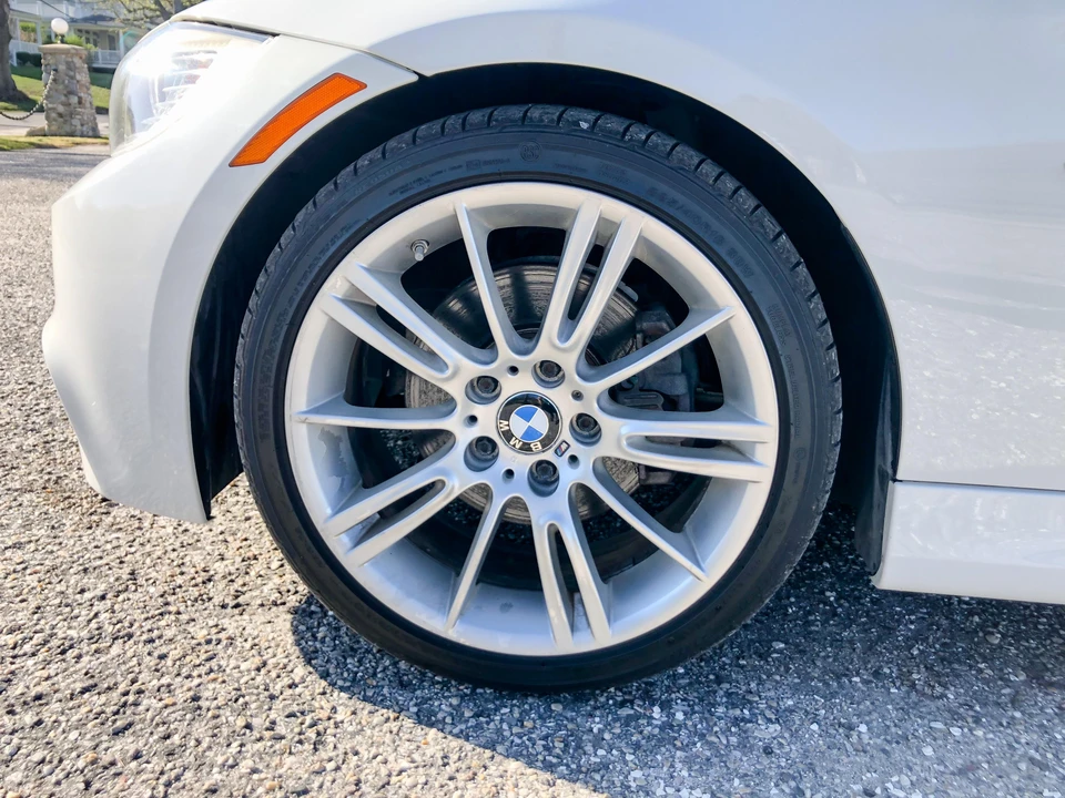 2010 BMW E90 3 Series Sedan - Image 24 of 31
