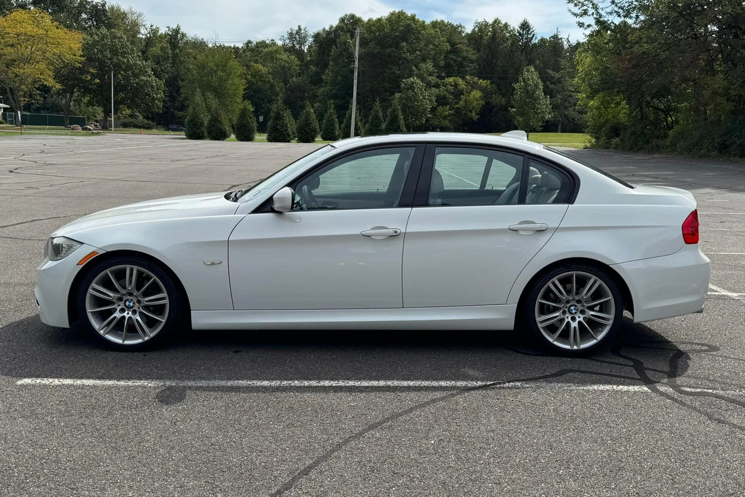 2010 BMW E90 3 Series Sedan - Image 3 of 31
