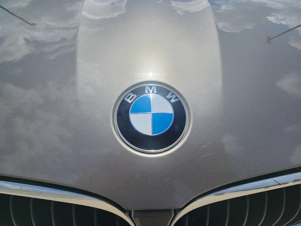 2010 BMW E90 3 Series Sedan - Image 15 of 31