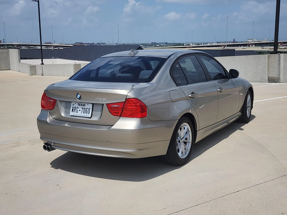 2010 BMW E90 3 Series Sedan - Image 9 of 31