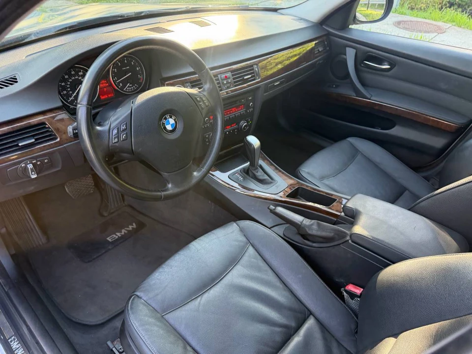 2010 BMW E90 3 Series Sedan - Image 17 of 24