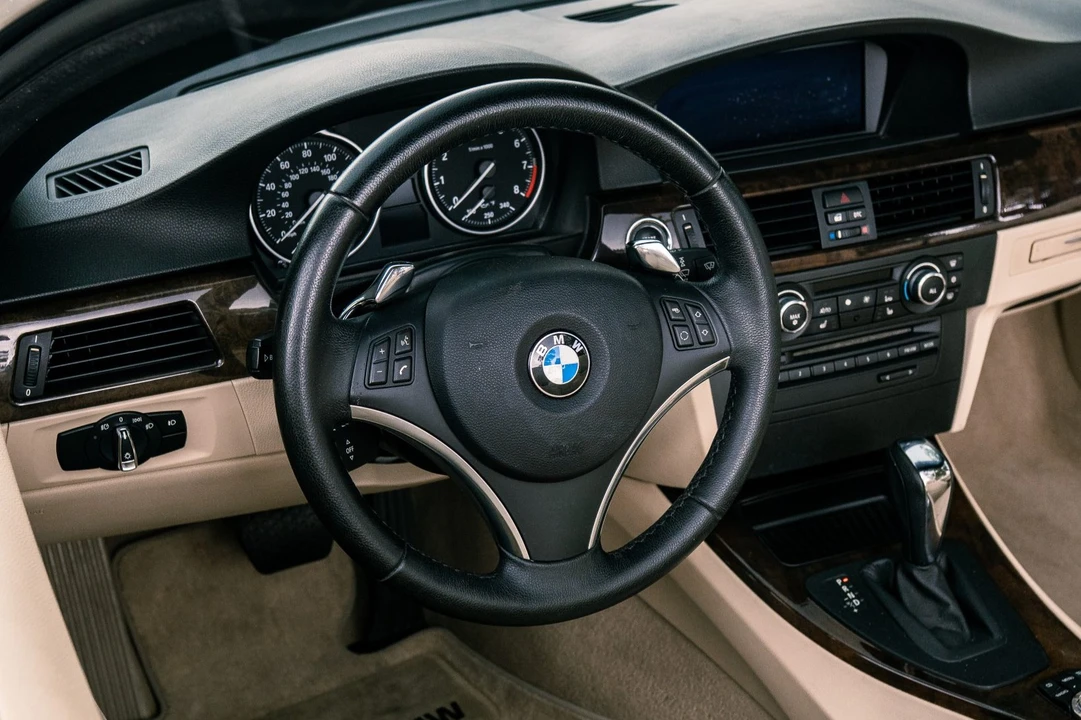 2010 BMW E93 3 Series Convertible - Image 5 of 7