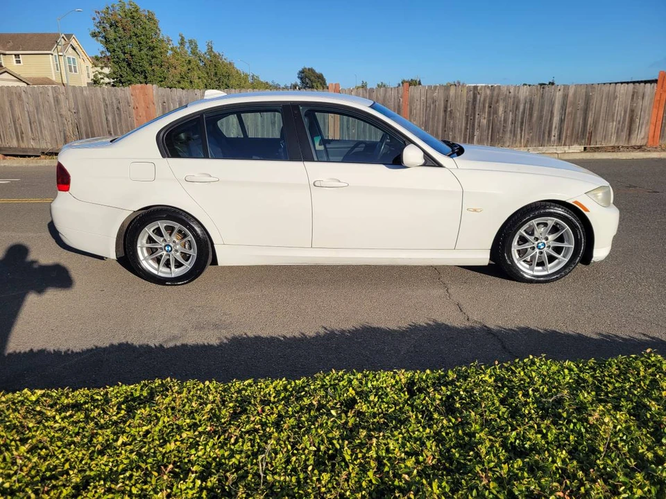 2010 BMW E90 3 Series Sedan - Image 5 of 11