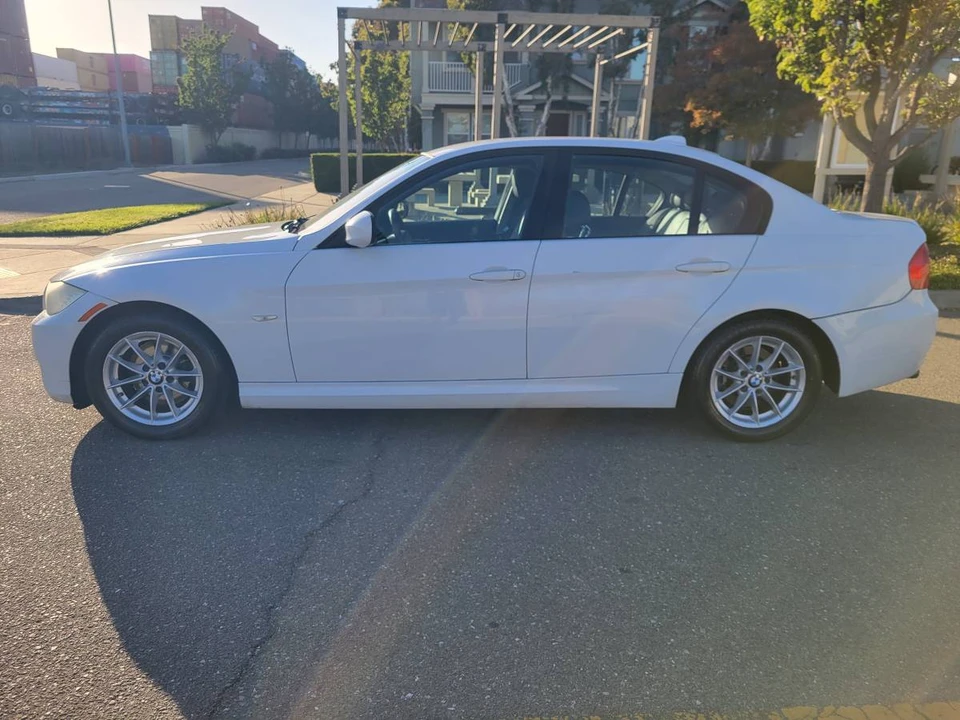2010 BMW E90 3 Series Sedan - Image 2 of 11