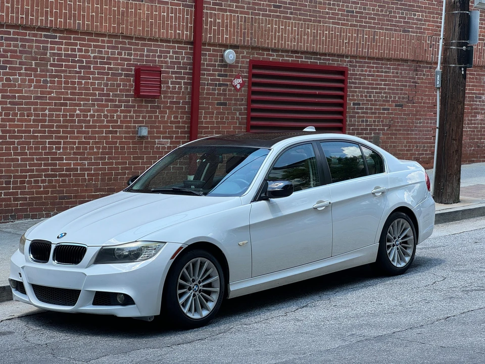 2010 BMW E90 3 Series Sedan - Image 9 of 31