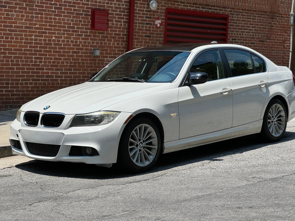 2010 BMW E90 3 Series Sedan - Image 10 of 31