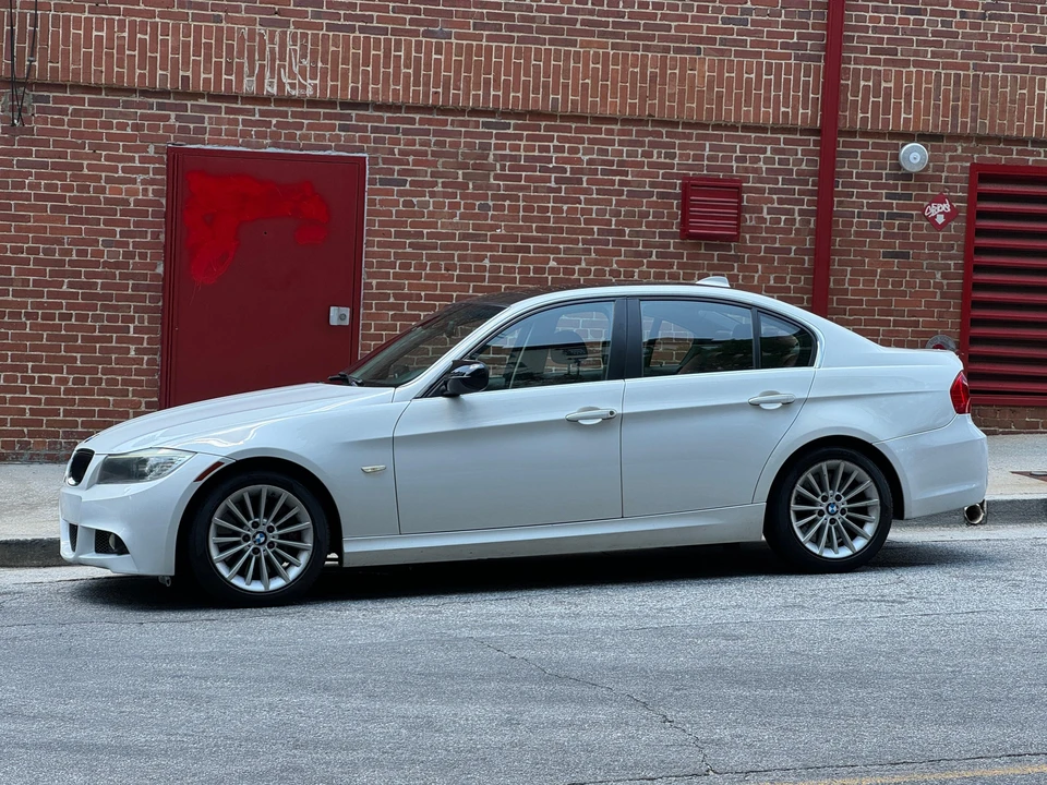 2010 BMW E90 3 Series Sedan - Image 11 of 31