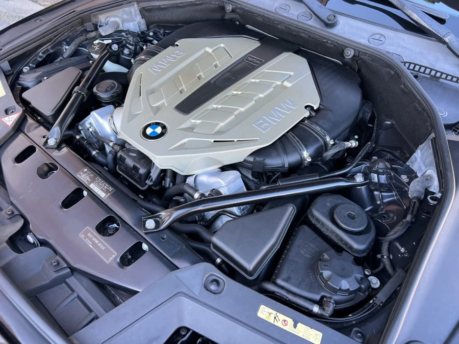 2010 BMW 5 Series - Image 8 of 9