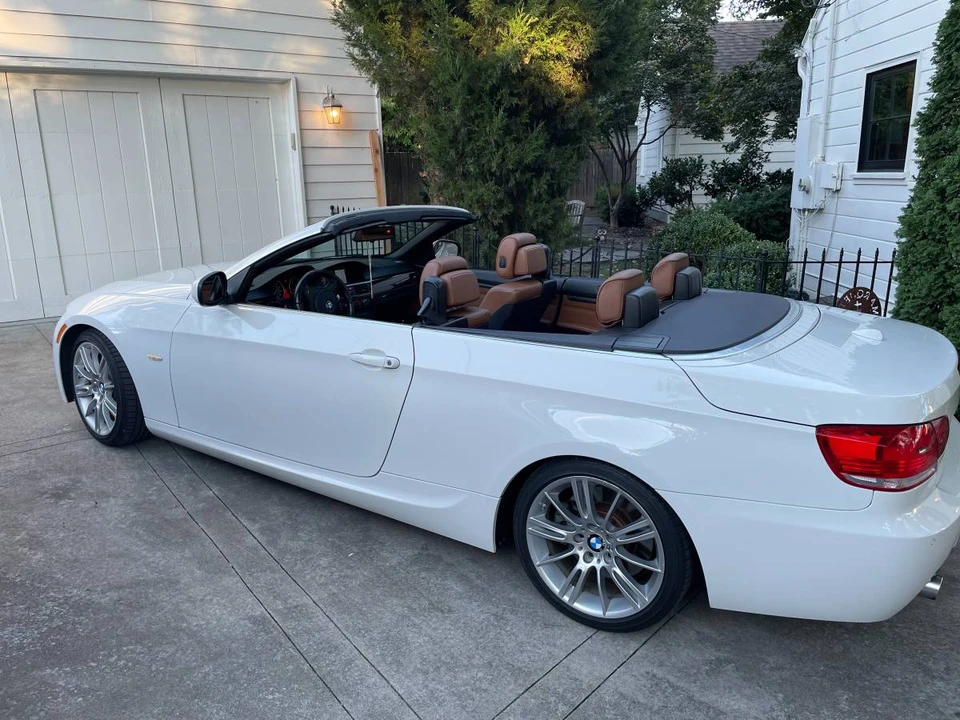 2010 BMW E93 335i Convertible - Image 2 of 3