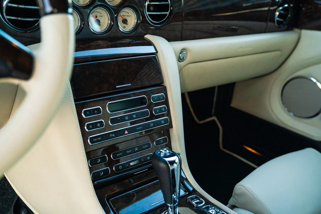2010 Bentley Azure 2nd Gen - Image 16 of 31