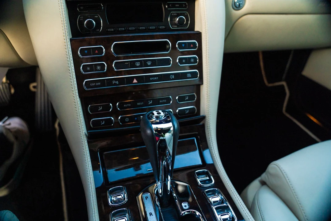 2010 Bentley Azure 2nd Gen - Image 14 of 31