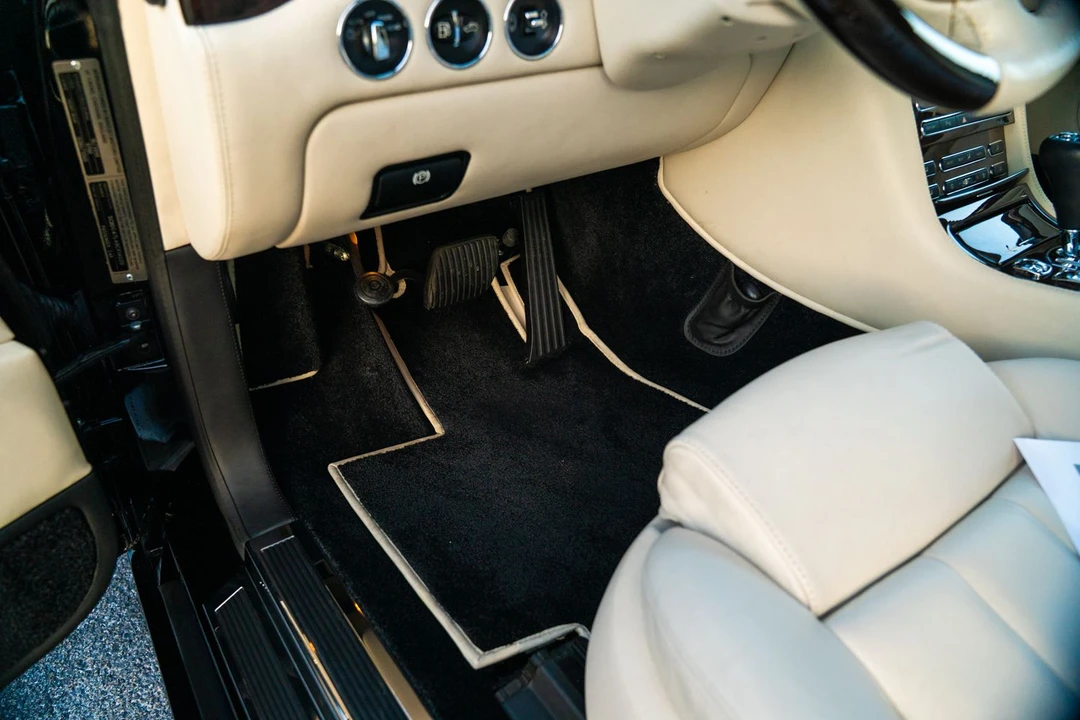 2010 Bentley Azure 2nd Gen - Image 10 of 31