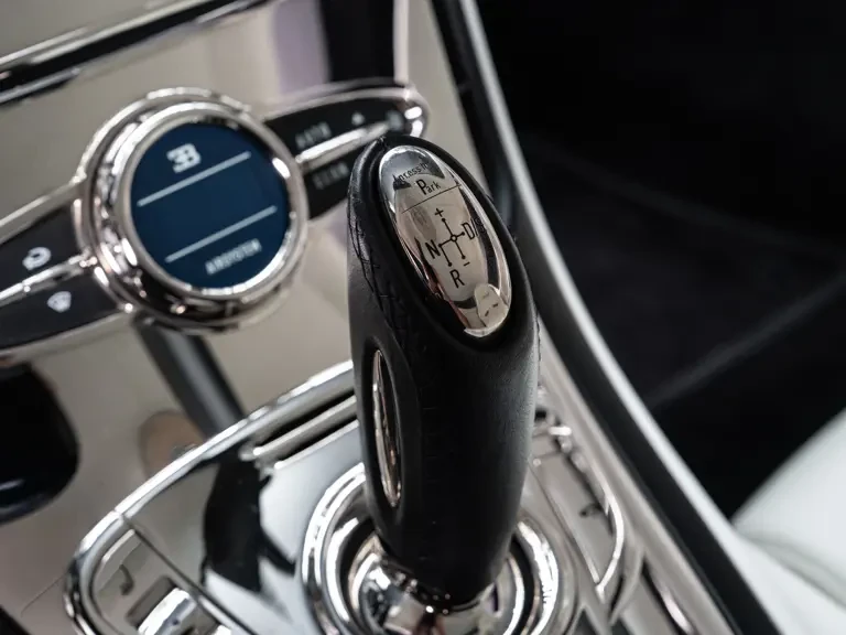 2010 Bugatti Veyron - Image 13 of 31