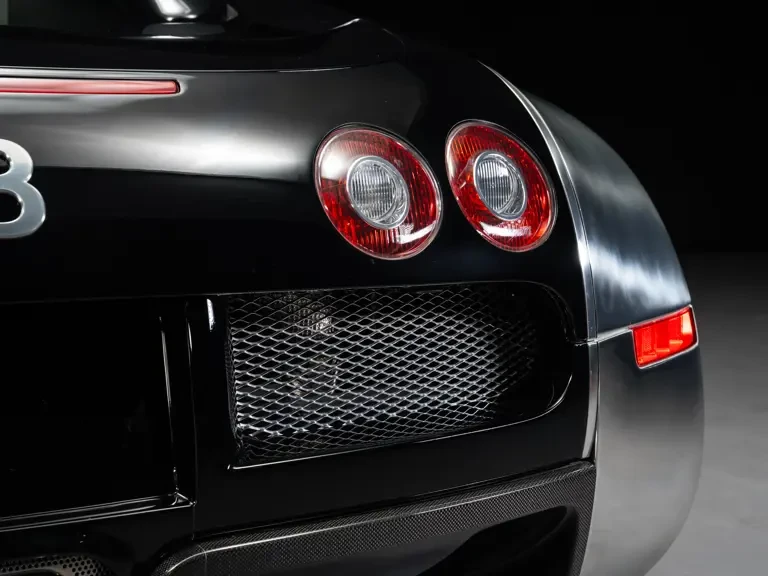 2010 Bugatti Veyron - Image 27 of 31