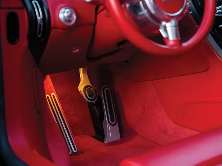 2010 Bugatti Veyron - Image 17 of 31