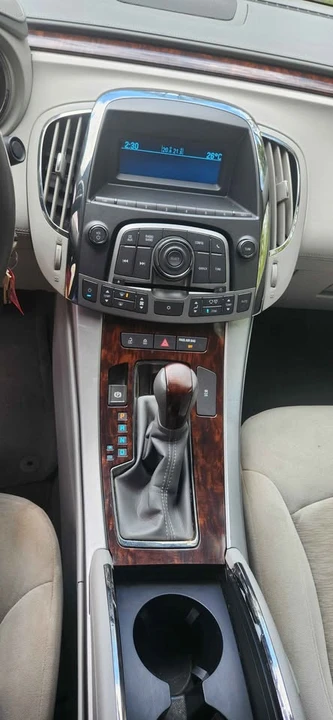 2010 Buick LaCrosse - Image 8 of 10
