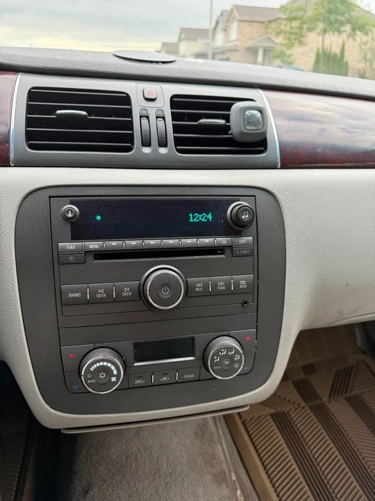 2010 Buick Lucerne - Image 3 of 7