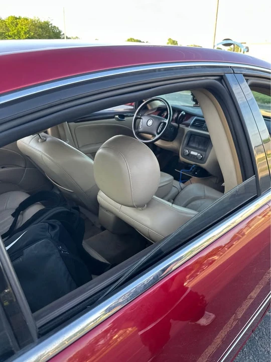 2010 Buick Lucerne - Image 6 of 8