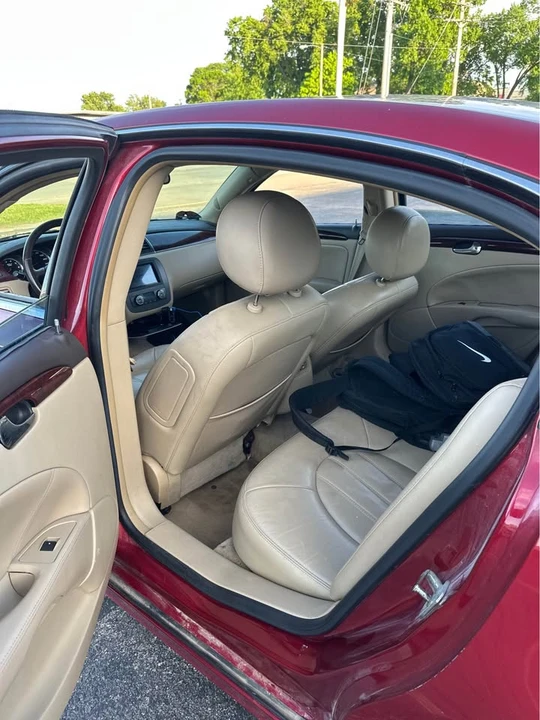 2010 Buick Lucerne - Image 2 of 8