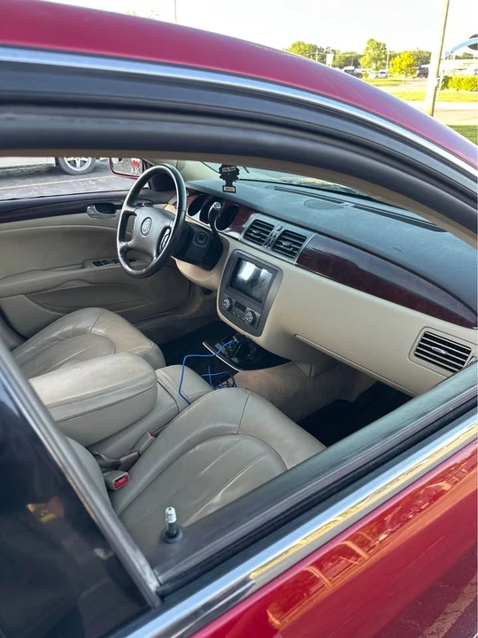 2010 Buick Lucerne - Image 5 of 8