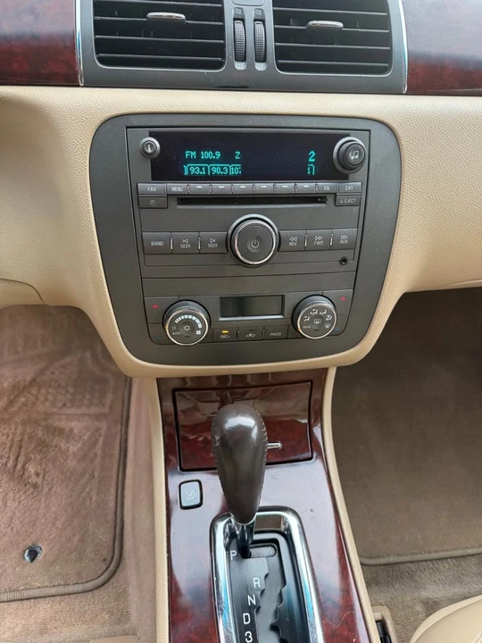 2010 Buick Lucerne - Image 16 of 17