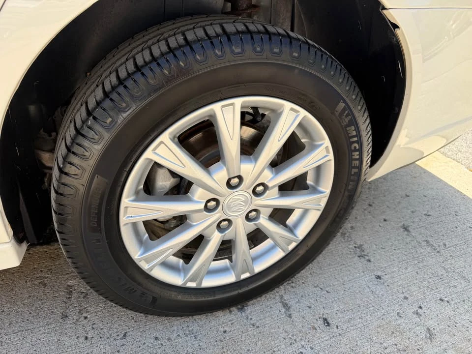 2010 Buick Lucerne - Image 9 of 17