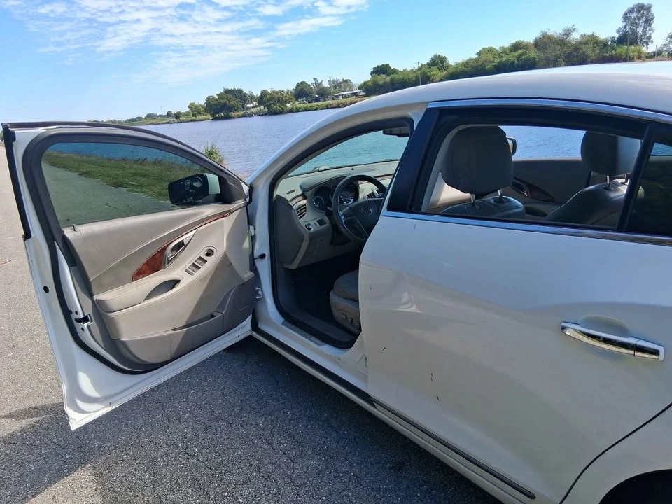 2010 Buick LaCrosse - Image 10 of 11