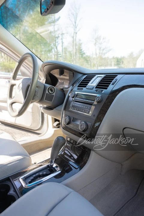 2010 Cadillac DTS - Image 11 of 17