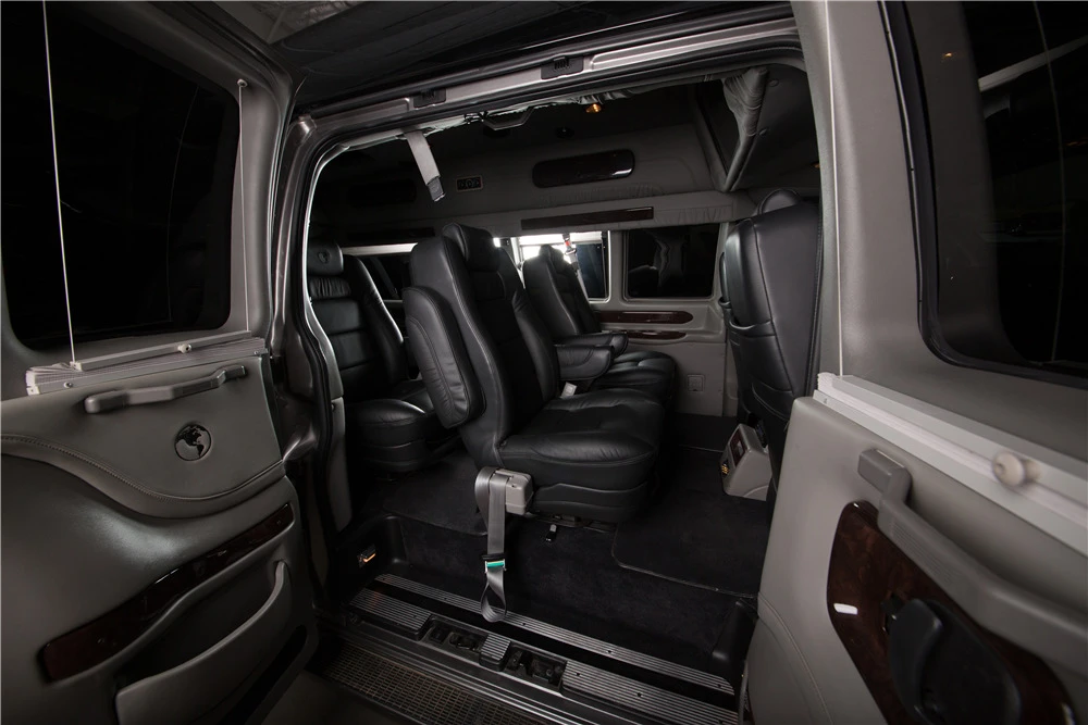 2010 Chevrolet Express - Image 6 of 7